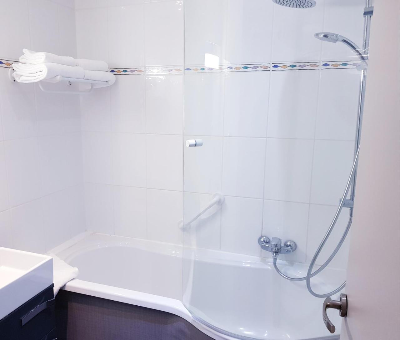 Logis Hotel Les Tuileries Fey Bagian luar foto